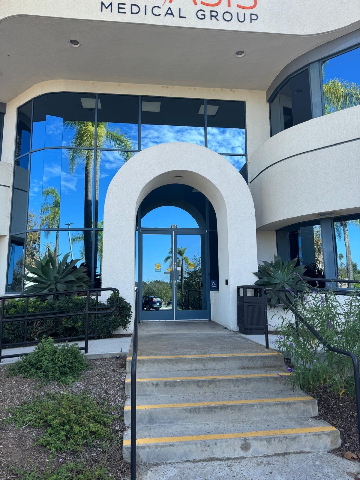 Oasis Medical Group clinic — Vista, CA (photo 11)